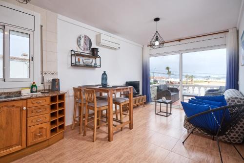 A kitchen or kitchenette at WELCS APARTAMENTO 020 EMP en la Playa
