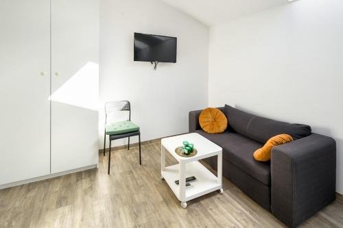 Televízia a/alebo spoločenská miestnosť v ubytovaní Modern apartment in the very central location 18