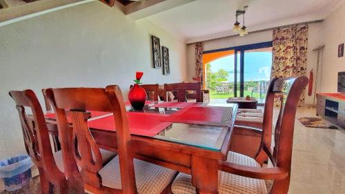 comedor con mesa de madera y sillas en Prime Home The View Hurghada en Hurghada