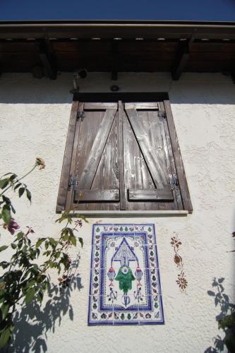 a window on the side of a building with a rug at Chateaux Constantin Agistro in Ángistron