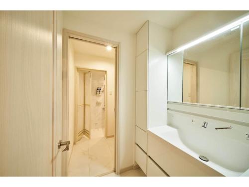 bagno con lavandino bianco e specchio di Gasho No Ie - Vacation STAY 11379 a Koshigaya
