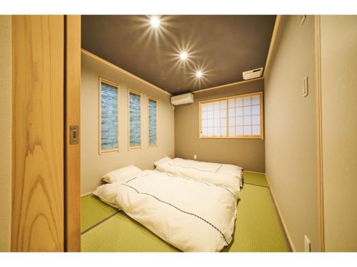 una piccola camera con due letti di Gasho No Ie - Vacation STAY 11379 a Koshigaya
