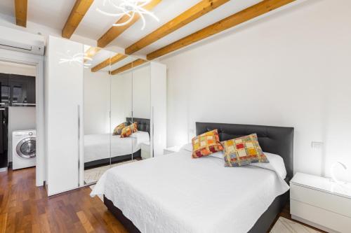 a bedroom with a bed and a washing machine at Easylife - Stupendo e rifinito appartamento in zona Navigli in Milan