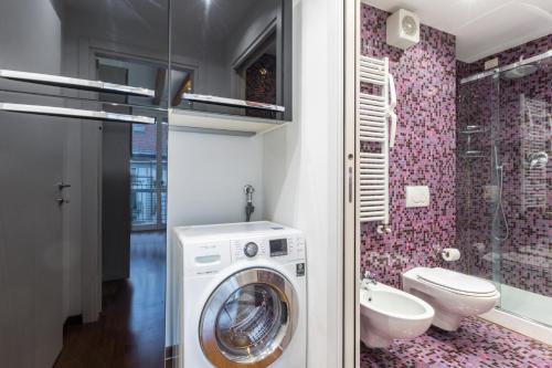 a bathroom with a washing machine and a toilet at Easylife - Stupendo e rifinito appartamento in zona Navigli in Milan