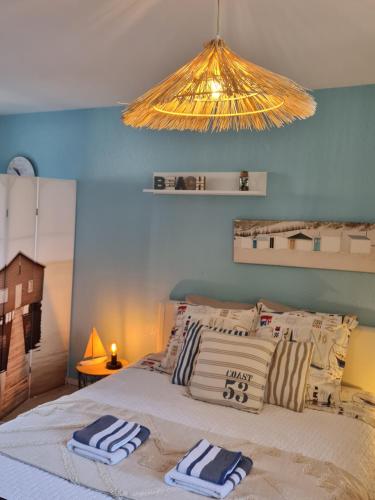 1 dormitorio con 1 cama con toallas en Gîte "Près de l'Eau", avec parking ferme, en La Roche-sur-Yon