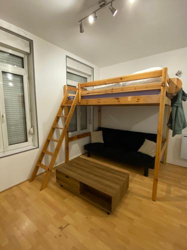 łóżko na podwyższeniu w pokoju ze schodami w obiekcie Bienvenue dans le centre ville d’Amiens w Amiens