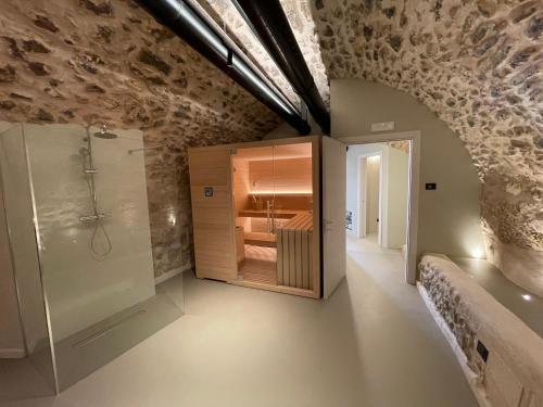的住宿－Antica Dimora del Tratturo Magno，一间带步入式淋浴间和玻璃淋浴间的浴室
