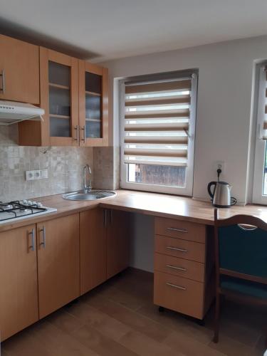 eine Küche mit einer Holztheke und einem Fenster in der Unterkunft Ubytovani u Nadii in Železný Brod