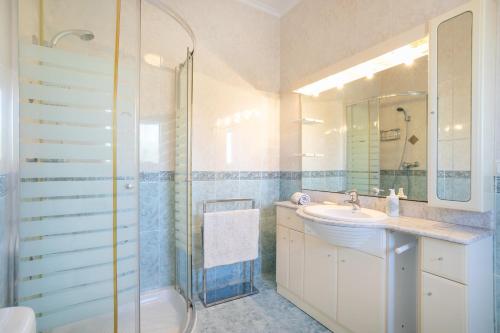 a bathroom with a sink and a shower at Villa Mopsi in Ciudad Quesada