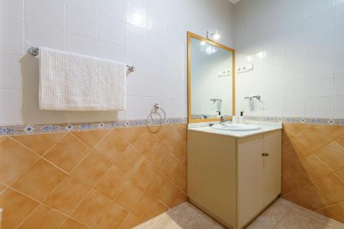ein Bad mit einem Waschbecken und einem Spiegel in der Unterkunft CT 143 - La Cala Boulevard - Apartement II in La Cala de Mijas