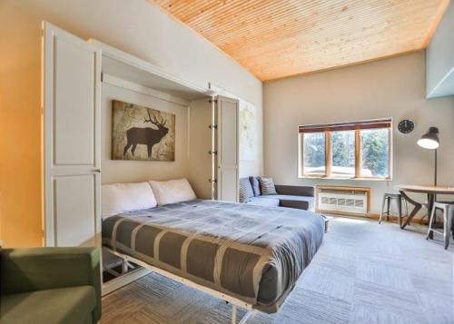 מיטה או מיטות בחדר ב-Gateway by Summit County Mountain Retreats