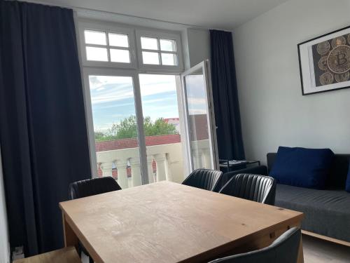 salon ze stołem i dużym oknem w obiekcie Gaming PS5 + 65 Zoll 4K TV Wohnung mit Balkon w Dortmundzie