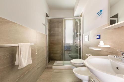 Maresidence Rooms & Breakfast في توري بالي: حمام مع دش ومرحاض ومغسلة