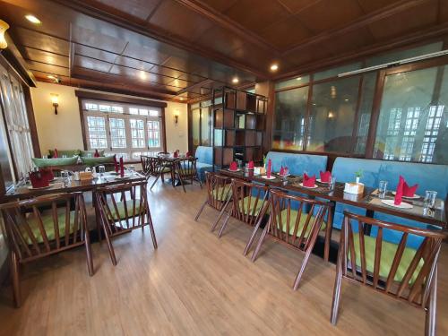 加德滿都的住宿－Hotel Grand View，一间在房间内配有桌椅的餐厅