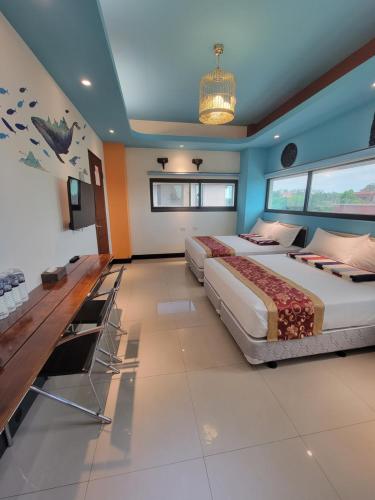 金寧鄉的住宿－度咕民宿，大房间设有两张床铺,拥有蓝色的墙壁