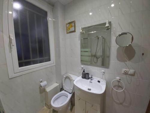 a bathroom with a toilet and a sink and a mirror at Apartamento Ideal Retiro - Centro de Madrid in Madrid