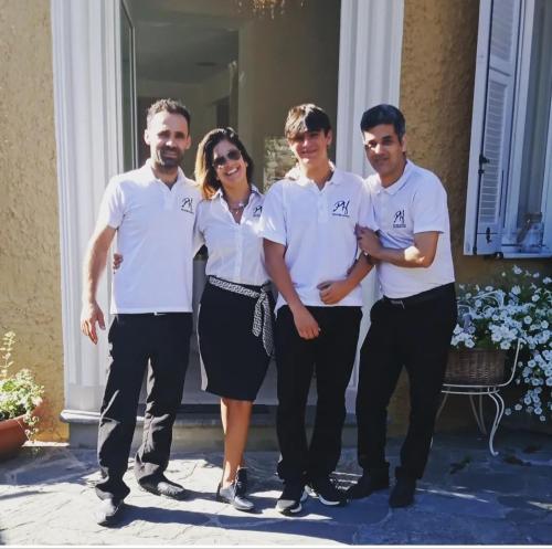 un grupo de personas de pie en frente de un edificio en Hotel Sant'Andrea en Santa Margherita Ligure