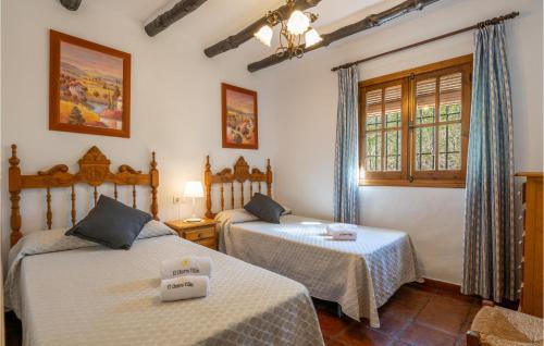 een slaapkamer met 2 bedden en een raam bij 2 Bedroom Beautiful Home In Alora in Alora