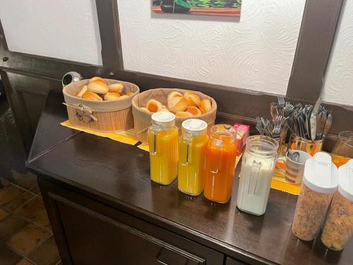 a counter with jars of juice and a bowl of oranges at City Hotel Dinslaken in Dinslaken