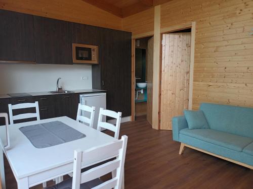 a kitchen and a dining room with a table and chairs at CAMPING DE BESALU in Besalú