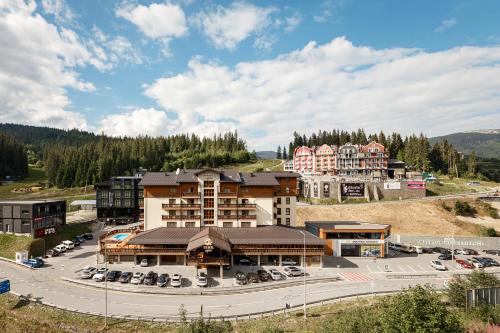 una vista aérea de un hotel con aparcamiento en Ganz & SPA, en Bukovel