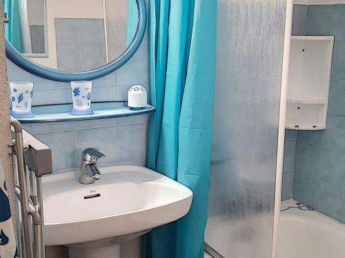 une salle de bain avec un lavabo et un miroir dans l'établissement Studio lumineux avec coin montagne, situé sur les hauteurs de la station, départ ski aux pieds - FR-1-416-38, à La Toussuire