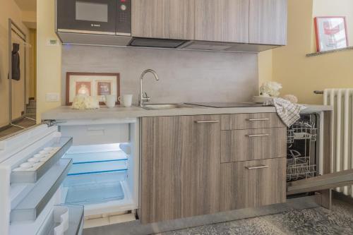 kuchnia ze zlewem i zmywarką do naczyń w obiekcie Tiny Duke Apartment w mieście Varenna