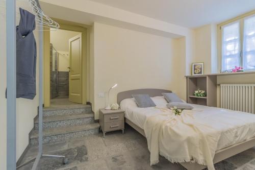 sypialnia z dużym łóżkiem i schodami w obiekcie Tiny Duke Apartment w mieście Varenna