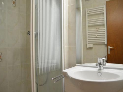 een badkamer met een wastafel en een douche bij Studio Les Menuires, 1 pièce, 2 personnes - FR-1-452-12 in Les Menuires