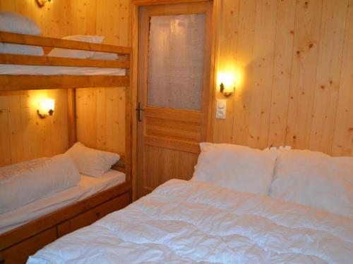 a bedroom with two bunk beds and a window at Appartement Saint-Martin-de-Belleville, 2 pièces, 6 personnes - FR-1-452-77 in Saint-Martin-de-Belleville