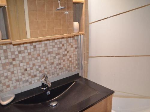 a bathroom with a black sink and a shower at Appartement Saint-Martin-de-Belleville, 2 pièces, 6 personnes - FR-1-452-77 in Saint-Martin-de-Belleville