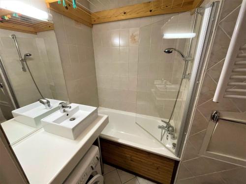 y baño con lavabo y ducha. en Studio Les Menuires, 1 pièce, 3 personnes - FR-1-452-100 en Les Menuires