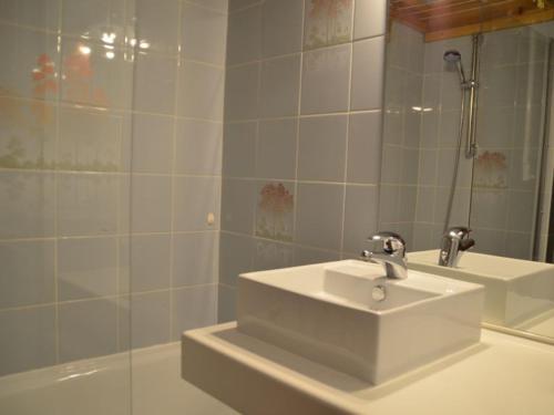 W łazience znajduje się umywalka i lustro. w obiekcie Studio Les Menuires, 1 pièce, 3 personnes - FR-1-452-103 w Les Menuires