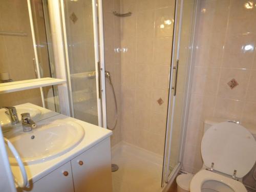 une salle de bain avec une douche, des toilettes et un lavabo dans l'établissement Studio cosy pour 2 personnes, skis aux pieds, Les Menuires - FR-1-452-121, aux Menuires