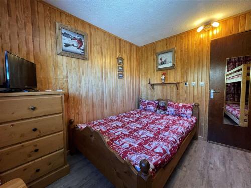 Postel nebo postele na pokoji v ubytování Appartement confort pour 4 avec balcon sud, garage fermé et accès direct pistes - Les Menuires - FR-1-452-368