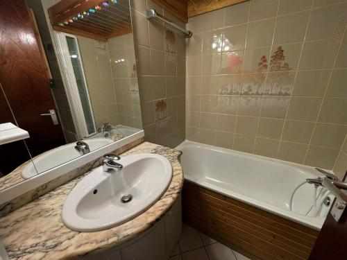 Koupelna v ubytování Appartement confort pour 4 avec balcon sud, garage fermé et accès direct pistes - Les Menuires - FR-1-452-368