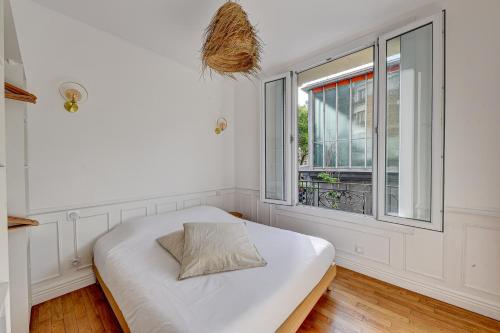 เตียงในห้องที่ Appartement parisien lumineux proche métro