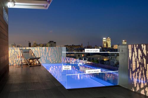 فندق غاودي في برشلونة: بلكونة مطلة على المدينة بالليل