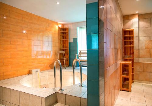 Hotel Monttis في سوخا بدسيسكا: حمام مع حوض استحمام في الغرفة