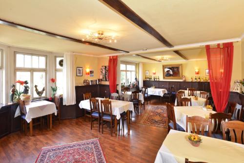 ein Restaurant mit Tischen und Stühlen in einem Zimmer in der Unterkunft Hotel Stoffels in Schmallenberg
