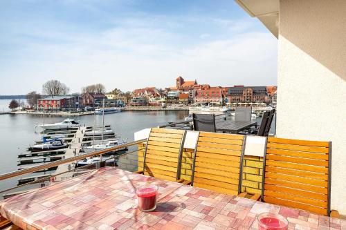 uitzicht op een jachthaven met boten in het water bij Traumfängerloge -Hafenresidenz in Waren