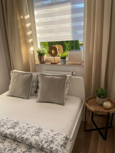 Posto letto in camera con finestra e tavolo di Apartament Stella Park a Stargard