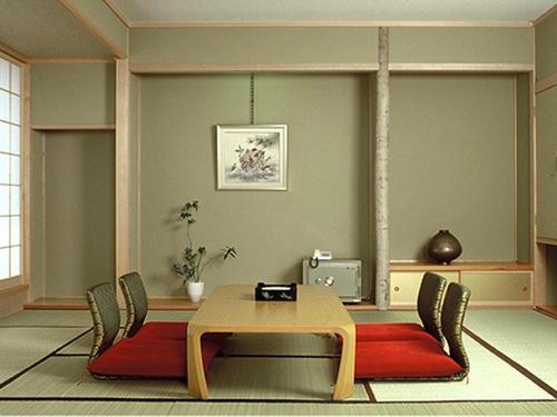 a dining room with a table and chairs at Hoshikawakan in Yamanouchi