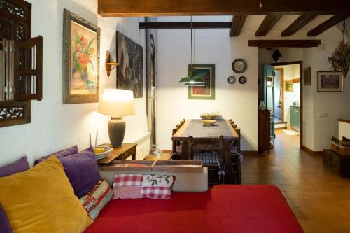 A seating area at Cal Manso