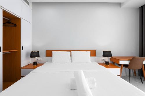 1 dormitorio con 1 cama blanca grande y escritorio en Lakeside House 3, en Hanói