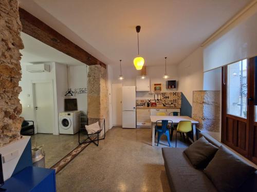 a large living room with a table and a kitchen at El 32 in Lorca