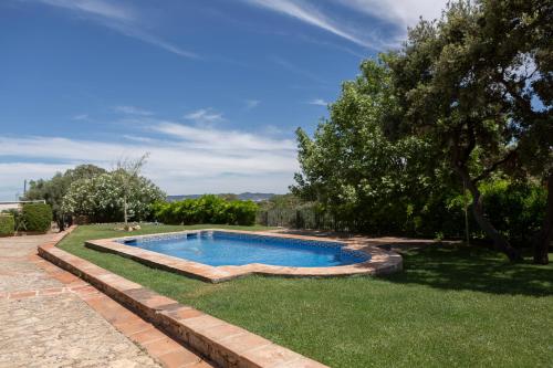 une piscine au milieu d'une cour dans l'établissement El recreo de Martalia, à Ronda