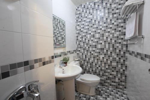 a bathroom with a white toilet and a sink at Dali Moonlight B&B in Taitung City