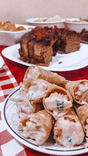 een bord donuts en een stuk taart op tafel bij Hotel Dom Alcides in Nova Santa Medianeira