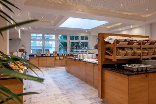 バート・ホーフガシュタインにあるAktiv- & Gesundheitsresort das GXUNDの木製キャビネットと天窓付きの広いキッチン